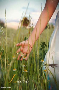 Primer plano de la mano de lucía por los campos de manzanilla