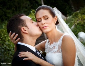 Fotografía de Boda en Granada de Marta y Victor. Gesto de cariño