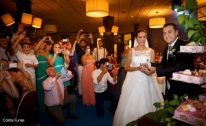 Fotografía de Boda en Granada de Marta y Victor. Disfrutando de la tarta