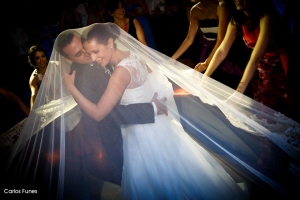 Fotografía de Boda en Granada de Marta y Victor. Un momento muy especial del baile