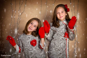 Irene y Sara posan en una sesión de fotos para felicitar la navidad