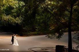 Ismael y Esther posan en los jardines de la Alhambra en solitario