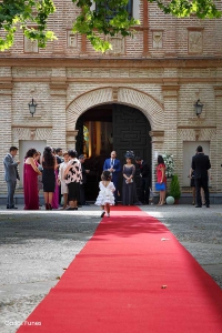 Esperando a la novia en la entrada de la iglesia