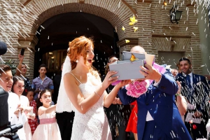 Suelta de Mariposas tras la salida de la ceremonia de boda