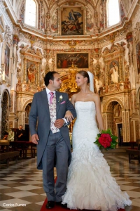 Pilar e Israel a la salida de la Iglesia. Foto de Boda.