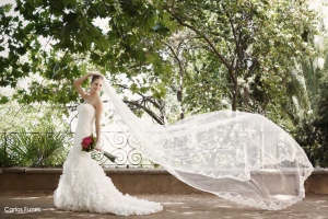 El velo de novia. Fotografía de la boda de Pilar en la Alhambra.