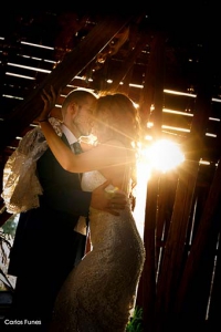 fotografía de novios boda vintage en granero con la puesta de sol