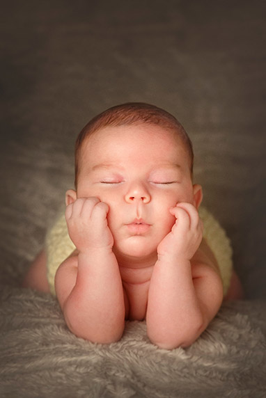 Retrato foto de bebé recién nacido. Servicio de estudio y book fotográfico.