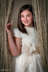 Alba posa para su foto de primera comunión en el estudio de Carlos Funes Fotografía Granada