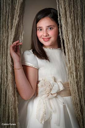 Alba posa para su foto de primera comunión en el estudio de Carlos Funes Fotografía Granada