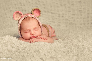 foto new born para recuerdo del bautizo de Elia. Carlos Funes fotografo de bebés en Granada