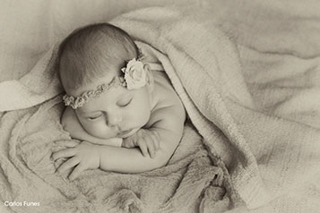 Las fotografías New Born de Alejandra han tenido un resultado fantástico tras la sesión de estudio que le hicimos en Granada. Carlos Funes fotografía bebés