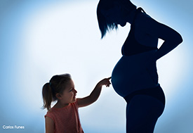 Album de fotos de Amparo. Contraluz mujer embarazada con hija. Estudio de fotografía Granada