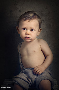 Fotografía de Estudio de Alejo. Un jovencito de mirada cautivadora. Realizada por Carlos Funes Granada.