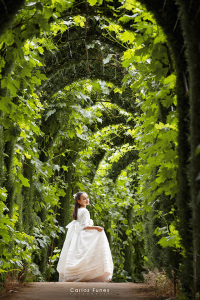 Fotografía de primera Comunión en jardines exteriores de Granada